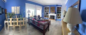 莫哈卡尔Villa Playa Mojacar的蓝色的客厅配有沙发和桌子