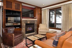 阿斯潘Aspen Ritz-carlton 3 Bedroom Ski In, Ski Out Residence Includes Slopeside Heated Pools And Hot Tubs的带沙发和壁炉的客厅