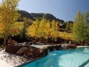 阿斯潘Aspen Ritz-carlton 3 Bedroom Ski In, Ski Out Residence Includes Slopeside Heated Pools And Hot Tubs的后院的瀑布游泳池