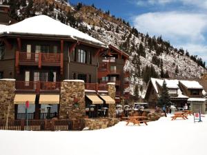 阿斯潘Aspen Ritz-carlton 3 Bedroom Ski In, Ski Out Residence Includes Slopeside Heated Pools And Hot Tubs的一座大建筑,有雪覆盖的山