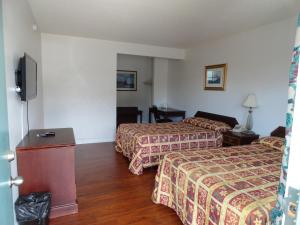 北山旅行汽车旅馆的酒店客房设有两张床和一台平面电视。