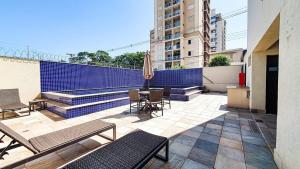 里贝朗普雷托Nova Aliança 66-wifi-estacionamento-pet friendly的一个带桌椅的庭院和蓝色的墙壁