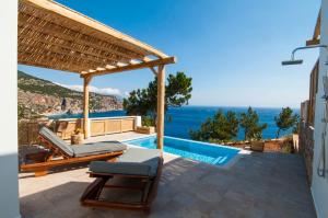卡尔帕索斯Akropolis Village Complex of Luxury Residence的一个带游泳池和凉亭的别墅