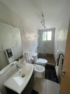 博卡奇卡Boca Paraiso的白色的浴室设有卫生间和水槽。