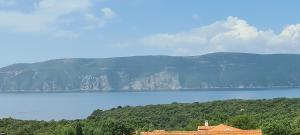 皮内兹齐Luxury villas White Sails的享有山脉的水域景致