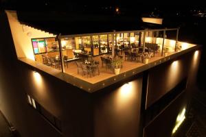 札勒乌Hotel Boutique Aquarel的享有餐厅夜间灯光的景色
