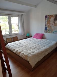 KapellenEmcée B&B的一间卧室配有一张带粉红色枕头的大床
