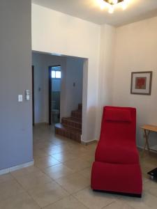 Los SantosJardin El Rompio Casa 35的客厅设有红色椅子和楼梯