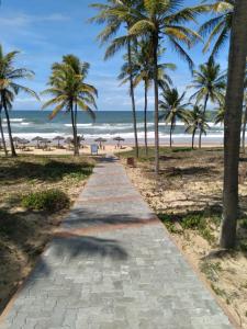 因巴塞Vila dos Lírios -Tranquilidade e Natureza的一条通往棕榈树海滩的路径