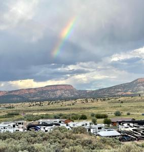 哈奇The Riverside Ranch Motel and RV Park Southern Utah的停车场上空的彩虹