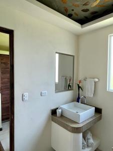 Ujarrás瑞尼科特韦德酒店的浴室设有白色水槽和镜子