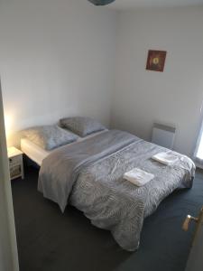 普瓦捷A Poitiers, 2 chambres, très bel appartement de 65 m2的一间卧室配有一张床,上面有两条毛巾