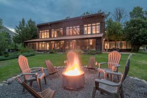 黑利Bear Lodge with private Pool, Hottub, and Sauna!的房屋前带椅子的火坑