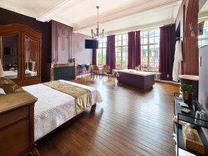 奥德纳尔德Hotel Restaurant Steenhuyse的一间带一张床和浴缸的大卧室