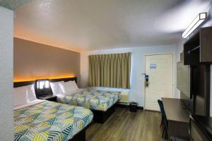 萨克拉门托第6萨克拉门托汽车旅馆 - 老萨克拉门托北部的酒店客房配有两张床和一张书桌