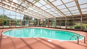 皮奥里亚皮奥里亚贝斯特韦斯特酒店的一个带玻璃天花板的室内游泳池
