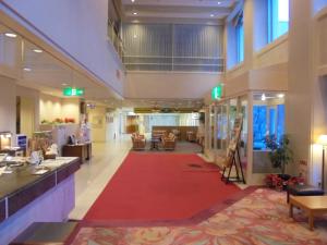 上川町山景酒店 的大楼内铺有红地毯的大型大堂