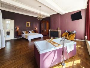 奥德纳尔德Hotel Restaurant Steenhuyse的大型客房设有床和浴室。