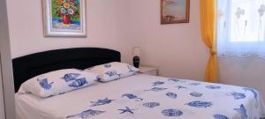斯普利特Orange Bamboo Suite的一张带蓝色和白色床单及枕头的床