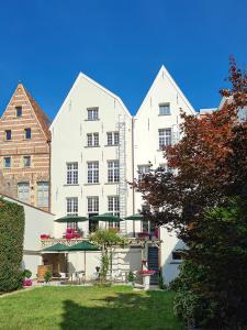 奥德纳尔德Hotel Restaurant Steenhuyse的一座带庭院的大型白色公寓楼