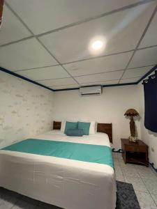 埃尔蒙特Olas Permanentes El Zonte的一间卧室,卧室内配有一张大床