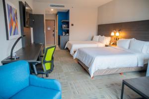 提华纳Holiday Inn Express & Suites - Tijuana Otay, an IHG Hotel的酒店客房配有两张床和一张书桌
