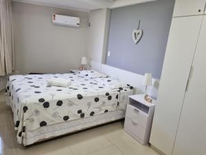 若昂佩索阿EXCELENTE FLAT 2 QUARTOS no BESSA的一间卧室配有一张带黑白毯子的床