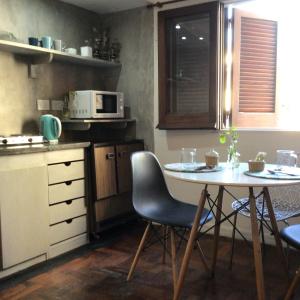 科连特斯Casa Salta的厨房配有桌椅和微波炉。