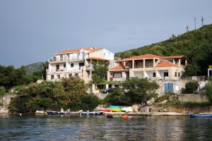 波拉斯Apartments by the sea Polace, Mljet - 613的水面上的一群房子和船只