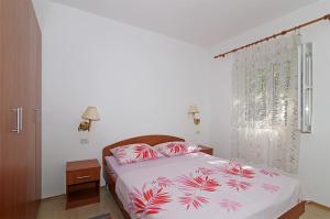 波拉斯Apartments by the sea Polace, Mljet - 613的一间卧室设有一张床和一个窗口