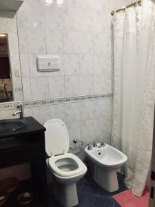 科连特斯Casa Salta的浴室配有白色卫生间和盥洗盆。