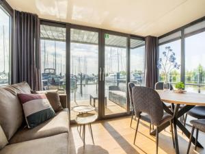 福伦丹Comfortable houseboat in Marina Volendam的客厅配有沙发和桌子
