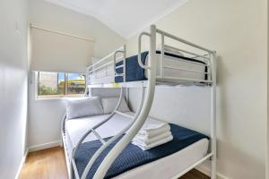 达尔文达尔文自由度假村 的小型客房配有双层床和连接通道。