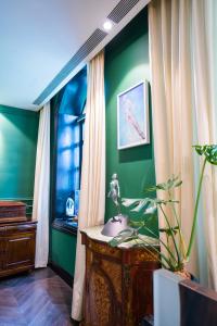 北京格瑞斯艺术酒店的绿色的客房设有水槽和窗户。
