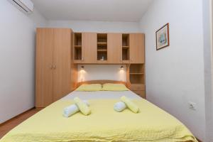 布雷拉Studio Brela 6907c的一间卧室配有一张带两个枕头的大型黄色床