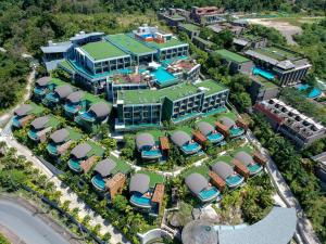 芭东海滩Crest Resort & Pool Villas - SHA Extra Plus的享有度假村的空中景致