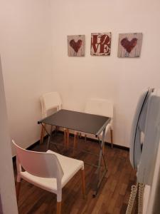圣米格尔·德·图库玛Departamento Calle San Martin ( Microcentro)的一间带桌子和两把椅子的用餐室