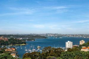 悉尼ALF49-Huge 2BR Penthouse Style, Great Water Views的享有海港和水中船只的景色