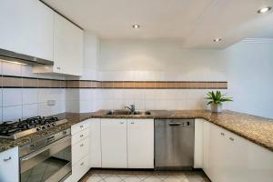 悉尼ALF49-Huge 2BR Penthouse Style, Great Water Views的厨房配有白色橱柜和水槽