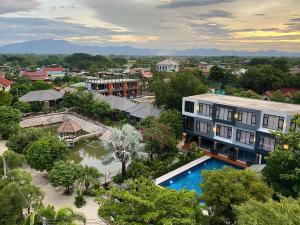 素可泰Midtown Sukhothai的享有带游泳池的度假村的空中景致