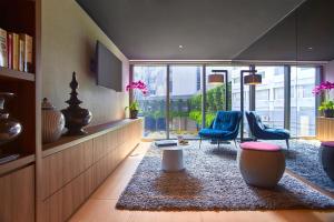 新加坡Pan Pacific Serviced Suites Beach Road, Singapore的客厅配有两把椅子和一张桌子