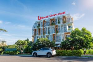 芽庄Boutik Cham NhaTrang Hotel的停在大楼前的白色汽车