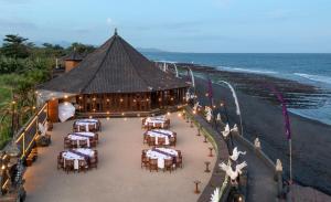 克拉玛斯Desa Swan Villas & SPA, Keramas的海滩上婚礼招待会的顶部景色