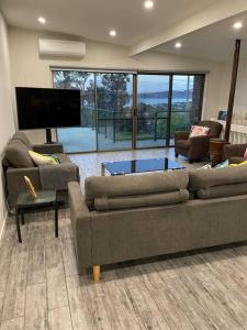 德罗马纳Family Beach Home Dromana的客厅配有两张沙发和一台电视机