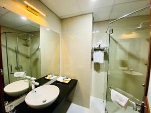 太原省金泰酒店的一间带水槽和淋浴的浴室