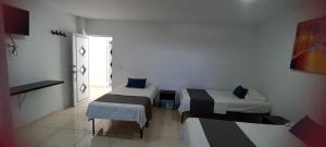 SoledadHotel La Inmaculada的客房设有两张床和窗户。