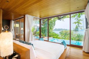 象岛SYLVAN Koh Chang的一间卧室设有一张床和一个大窗户