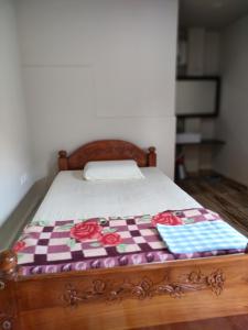 因帕尔John's Home Stay, Imphal, Manipur的床上有条毯子