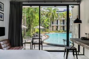 蔻立Kokotel Khao Lak Lighthouse - SHA Extra Plus的享有游泳池景致的酒店客房