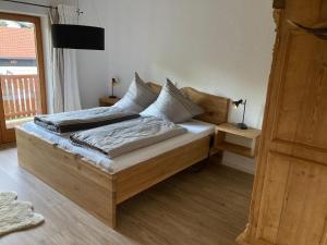 希格斯多夫TraunZeit的卧室内的一张带枕头的木床